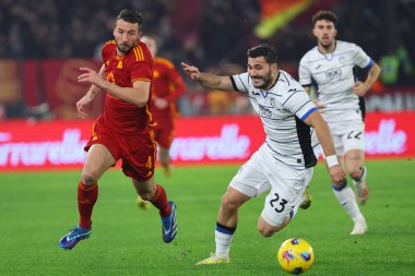 Roma, İtalya 07.01.2024: Romanlardan Bryan Cristante, Atalanta 'dan Sead Kolasinac İtalya Serisi A TIM 2023-2024 şampiyonasında, AS Roman ve Atalanta arasında Roma Olimpiyat Stadyumu' nda oynanan futbol karşılaşması.