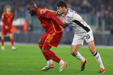 Roma, İtalya 07.01.2024: Romanlardan Romelu Lukaku, Atalanta 'dan Berat Djimsiti İtalya Serie A TIM 2023-2024 şampiyonası sırasında Roma' daki Olimpiyat Stadyumu 'nda AS Roman ve Atalanta arasındaki futbol karşılaşması.