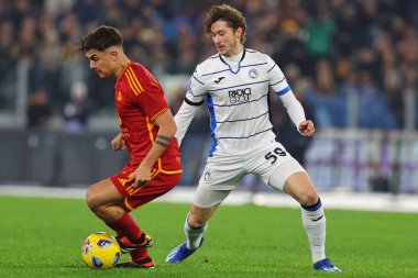 Roma, İtalya 07.01.2024: Romanlardan Paulo Dybala, Atalanta 'dan Aleksey Miranchuk İtalya Serisi A TIM 2023-2024 şampiyonasında, AS Roman ve Atalanta arasında Roma Olimpiyat Stadyumu' nda oynanan futbol karşılaşması.