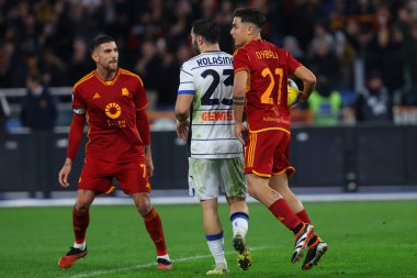 Roma, İtalya 07.01.2024: Romanyalı Paulo Dybala İtalya Serie A TIM 2023-2024 şampiyonasında Roma 'daki Olimpiyat Stadyumu' nda AS Roman ve Atalanta arasındaki futbol karşılaşmasında golü attı ve takımla birlikte kutladı..