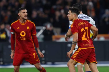 Roma, İtalya 07.01.2024: Romanyalı Paulo Dybala İtalya Serie A TIM 2023-2024 şampiyonasında Roma 'daki Olimpiyat Stadyumu' nda AS Roman ve Atalanta arasındaki futbol karşılaşmasında golü attı ve takımla birlikte kutladı..