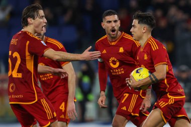 Roma, İtalya 07.01.2024: Romanyalı Paulo Dybala İtalya Serie A TIM 2023-2024 şampiyonasında Roma 'daki Olimpiyat Stadyumu' nda AS Roman ve Atalanta arasındaki futbol karşılaşmasında golü attı ve takımla birlikte kutladı..