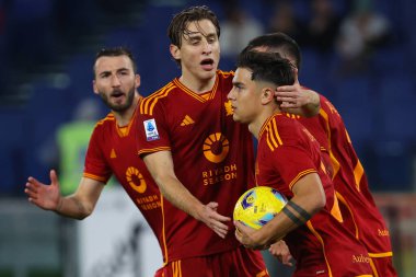 Roma, İtalya 07.01.2024: Romanyalı Paulo Dybala İtalya Serie A TIM 2023-2024 şampiyonasında Roma 'daki Olimpiyat Stadyumu' nda AS Roman ve Atalanta arasındaki futbol karşılaşmasında golü attı ve takımla birlikte kutladı..