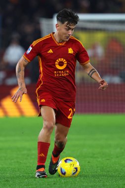 Roma, İtalya 07.01.2024: İtalyan Paulo Dybala İtalya Serie A TIM 2023-2024 şampiyonası sırasında Roma 'daki Olimpiyat Stadyumu' nda AS Roman ve Atalanta arasında oynanan futbol karşılaşması.