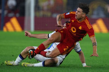 Roma, İtalya 07.01.2024: Roman Paulo Dybala İtalya Serie A TIM 2023-2024 şampiyonası sırasında Atalantalı Sead Kolasinac ile top için mücadele etti, Roma 'daki Olimpiyat Stadyumu' nda AS Roman ve Atalanta arasındaki futbol karşılaşması.