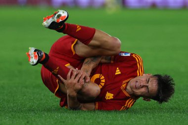 Roma, İtalya 07.01.2024: İtalyan Paulo Dybala İtalya Serie A TIM 2023-2024 şampiyonası sırasında yaralandı, AS Roman ve Atalanta arasında Roma Olimpiyat Stadyumu 'nda oynanan futbol karşılaşması.