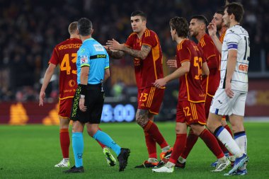 Roma, İtalya 07.01.2024: Roman Gianluca Mancini İtalya Serie A TIM 2023-2024 şampiyonası sırasında hakem Aureliano ile birlikte Roma 'daki Olimpiyat Stadyumu' nda AS Roman ve Atalanta arasındaki futbol karşılaşmasını protesto etti.