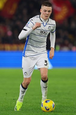 Roma, İtalya 07.01.2024: Atalantalı Emil Holm İtalya Serie A TIM 2023-2024 şampiyonası sırasında Roma 'daki Olimpiyat Stadyumu' nda AS Roman ve Atalanta arasında oynanan futbol karşılaşması.