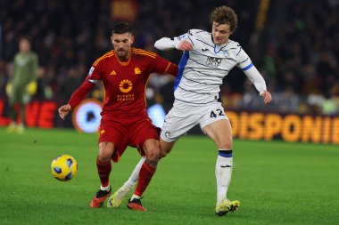 Roma, İtalya 07.01.2024: Romanlardan Lorenzo Pellegrini, Atalanta 'dan Giorgio Scalvini İtalya Serie A TIM 2023-2024 şampiyonası sırasında Roma' daki Olimpiyat Stadyumu 'nda AS Roman ve Atalanta arasındaki futbol karşılaşması.