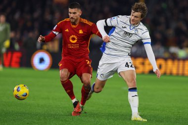 Roma, İtalya 07.01.2024: Romanlardan Lorenzo Pellegrini, Atalanta 'dan Giorgio Scalvini İtalya Serie A TIM 2023-2024 şampiyonası sırasında Roma' daki Olimpiyat Stadyumu 'nda AS Roman ve Atalanta arasındaki futbol karşılaşması.