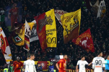 Roma, İtalya 07.01.2024: Roma 'daki Olimpiyat Stadyumu' nda AS Romanlar ve Atalanta arasında oynanan İtalya Serie A TIM 2023-2024 şampiyonası sırasında Roman taraftarlar kürsüde bayrak sallıyor.
