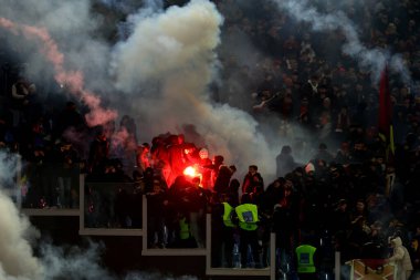 Roma, İtalya 10.01.2024: Romanlar ve Lazio taraftarları arasında sis bombası ve havai fişek atılması ilk kez İtalya CUP Coppa Frecciarossa 2023, futbol karşılaşması SS LAZIO - AS ROMA Roma Olimpiyat Stadyumu 'nda