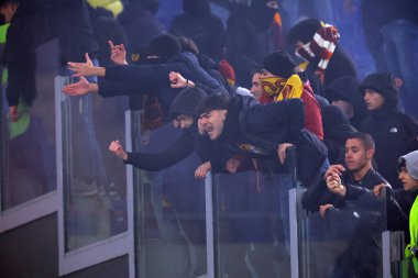 Roma, İtalya 10.01.2024: Romanlar ve Lazio taraftarları arasında sis bombası ve havai fişek atılması ilk kez İtalya CUP Coppa Frecciarossa 2023, futbol karşılaşması SS LAZIO - AS ROMA Roma Olimpiyat Stadyumu 'nda