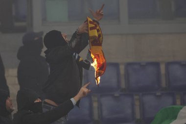 Roma, İtalya 10.01.2024: Romanlar ve Lazio taraftarları arasında sis bombası ve havai fişek atılması ilk kez İtalya CUP Coppa Frecciarossa 2023, futbol karşılaşması SS LAZIO - AS ROMA Roma Olimpiyat Stadyumu 'nda