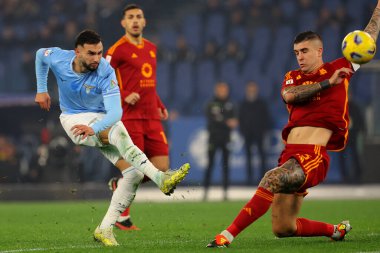 Roma, İtalya 10.01.2024: Lazio 'dan Taty Castellanos, Roma' dan Gianluca Mancini ITALY CUP Copia Frecciarossa 2024 sırasında hareket halindeyken, futbol karşılaşması Roma 'daki Olimpiyat Stadyumu' nda SS LAZIO AS ROMA 'ya karşı