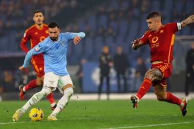 Roma, İtalya 10.01.2024: Lazio 'dan Taty Castellanos, Roma' dan Gianluca Mancini ITALY CUP Copia Frecciarossa 2024 sırasında hareket halindeyken, futbol karşılaşması Roma 'daki Olimpiyat Stadyumu' nda SS LAZIO AS ROMA 'ya karşı