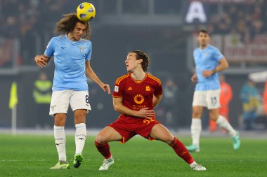 Roma, İtalya 10.01.2024: Lazio 'dan Matteo Guendouzi, Roma' dan Edoardo Bove ITALY CUP Copia Frecciarossa 2024, Roma 'daki Olimpiyat Stadyumu' nda SS LAZIO AS ROMA 'ya karşı futbol maçı