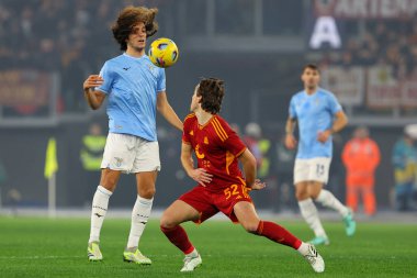 Roma, İtalya 10.01.2024: Lazio 'dan Matteo Guendouzi, Roma' dan Edoardo Bove ITALY CUP Copia Frecciarossa 2024, Roma 'daki Olimpiyat Stadyumu' nda SS LAZIO AS ROMA 'ya karşı futbol maçı