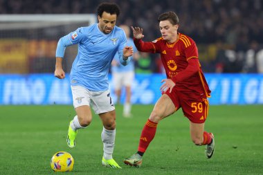 Roma, İtalya 10.01.2024: Lazio 'dan Felipe Anderson Roma' dan Nicola Zelewski ile İtalya 'dan Coppa Frecciarossa 2024, Roma' daki Olimpiyat Stadyumu 'nda SS LAZIO' ya karşı AS ROMA maçında mücadele etti.