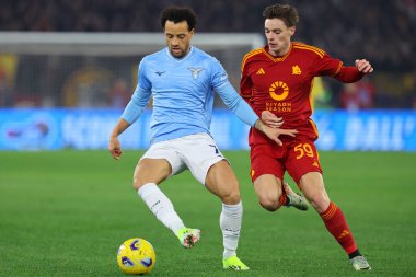 Roma, İtalya 10.01.2024: Lazio 'dan Felipe Anderson Roma' dan Nicola Zelewski ile İtalya 'dan Coppa Frecciarossa 2024, Roma' daki Olimpiyat Stadyumu 'nda SS LAZIO' ya karşı AS ROMA maçında mücadele etti.