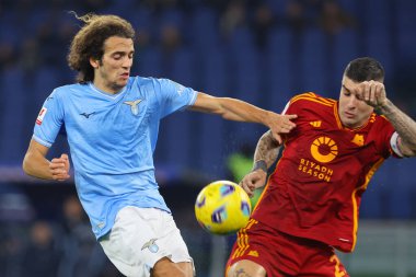 Roma, İtalya 10.01.2024: Lazio takımından Matteo Guendouzi, İtalya 'nın İtalya Futbol Takımı Copia Frecciarossa 2024' te Roma 'daki Olimpiyat Stadyumu' nda oynanan SS LAZIO-AS ROMA karşılaşmasında Romanyalı Gianluca Mancini ile top mücadelesi veriyor.