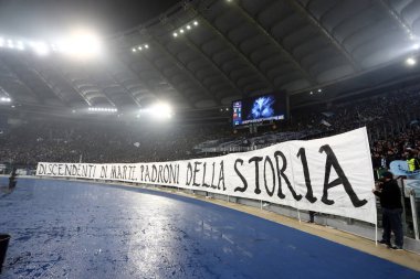 Roma, İtalya 10.01.2024: İtalya 'da İtalya' da İtalya Futbol Ligi Coppa Frecciarossa 2024 'ten önce bayraklar ve tribün koreografisi, Roma Olimpiyat Stadyumu' nda SS LAZIO 'ya karşı AS ROMA