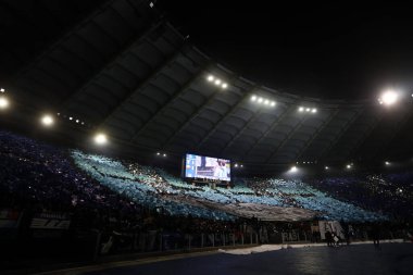 Roma, İtalya 10.01.2024: İtalya 'da İtalya' da İtalya Futbol Ligi Coppa Frecciarossa 2024 'ten önce bayraklar ve tribün koreografisi, Roma Olimpiyat Stadyumu' nda SS LAZIO 'ya karşı AS ROMA