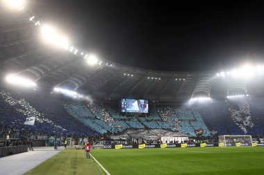 Roma, İtalya 10.01.2024: İtalya 'da İtalya' da İtalya Futbol Ligi Coppa Frecciarossa 2024 'ten önce bayraklar ve tribün koreografisi, Roma Olimpiyat Stadyumu' nda SS LAZIO 'ya karşı AS ROMA