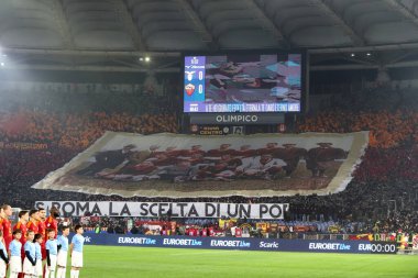 Roma, İtalya 10.01.2024: İtalya 'da İtalya' da İtalya Futbol Ligi Coppa Frecciarossa 2024 'ten önce bayraklar ve tribün koreografisi, Roma Olimpiyat Stadyumu' nda SS LAZIO 'ya karşı AS ROMA
