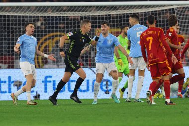 Roma, İtalya 10.01.2024: Lazio 'dan Alessio Romagnoli İtalya CUP Copia Frecciarossa 2024, Roma' daki Olimpiyat Stadyumu 'nda SS LAZIO AS ROMA' ya karşı oynanan futbol karşılaşmasında hakemle penaltı gösterisi yaptı.