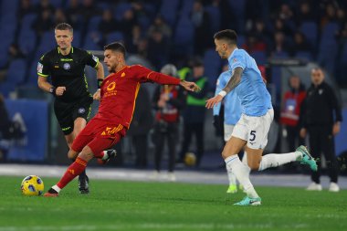 Roma, İtalya 10.01.2024: Romanlardan Gianluca Mancini, Lazio 'dan Matias Vecino ITALY CUP Copia Frecciarossa 2023 - 2024, Roma' daki Olimpiyat Stadyumu 'nda SS LAZIO-AS ROMA futbol karşılaşması