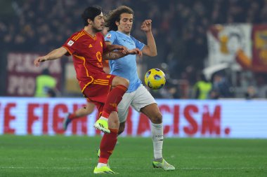 Roma, İtalya 10.01.2024: Roma 'dan Sardar Azmoun, İtalya' dan Matteo Guendouzi ile ITALY CUP Copia Frecciarossa 2024 boyunca top için mücadele etti, futbol karşılaşması Roma 'daki Olimpiyat Stadyumu' nda SS LAZIO AS ROMA 'ya karşı