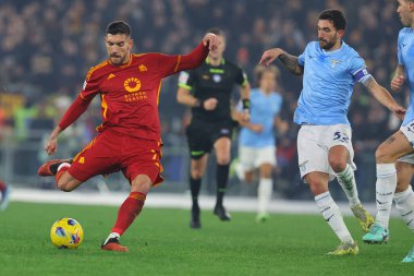 Roma, İtalya 10.01.2024: Romanlardan Lorenzo Pellegrini, Lazio 'dan Danilo Cataldi ITALY CUP Copia Frecciarossa 2023 yılında görev başında, futbol karşılaşması SS LAZIO AS ROMA' ya karşı Roma Olimpiyat Stadyumu 'nda