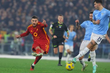 Roma, İtalya 10.01.2024: Romanlardan Lorenzo Pellegrini, Lazio 'dan Alessio Romagnoli, İtalya CUP Copia Frecciarossa 2023 yılında, Roma' daki Olimpiyat Stadyumu 'nda SS LAZIO AS ROMA' ya karşı futbol karşılaşması