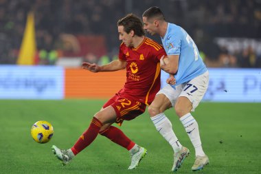 Roma, İtalya 10.01.2024: Romanların Edoardo Bove 'u, Lazio' lu Adam Marusiç İtalya CUP Copia Frecciarossa 2023 yılında görev başında, futbol karşılaşması SS LAZIO AS ROMA 'ya karşı Roma Olimpiyat Stadyumu' nda