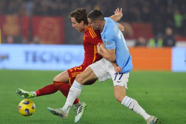 Roma, İtalya 10.01.2024: Romanların Edoardo Bove 'u, Lazio' lu Adam Marusiç İtalya CUP Copia Frecciarossa 2023 yılında görev başında, futbol karşılaşması SS LAZIO AS ROMA 'ya karşı Roma Olimpiyat Stadyumu' nda