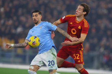 Roma, İtalya 10.01.2024: Lazio 'dan Mattia Zaccagni, Roma' daki Olimpiyat Stadyumu 'nda SS LAZIO' ya karşı AS ROMA 'nın ITALY CUP Copia Frecciarossa 2024 maçında Edoardo Bove of Roman ile top mücadelesi verdi.