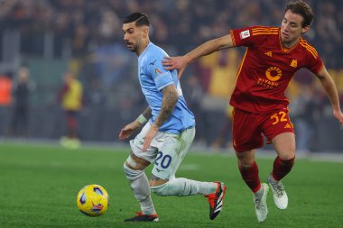 Roma, İtalya 10.01.2024: Lazio 'dan Mattia Zaccagni, Roma' daki Olimpiyat Stadyumu 'nda SS LAZIO' ya karşı AS ROMA 'nın ITALY CUP Copia Frecciarossa 2024 maçında Edoardo Bove of Roman ile top mücadelesi verdi.