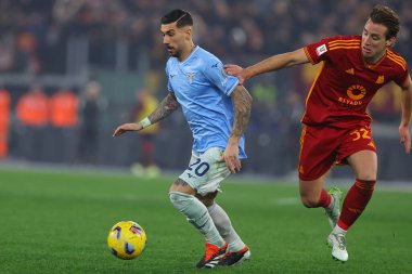 Roma, İtalya 10.01.2024: Lazio 'dan Mattia Zaccagni, Roma' daki Olimpiyat Stadyumu 'nda SS LAZIO' ya karşı AS ROMA 'nın ITALY CUP Copia Frecciarossa 2024 maçında Edoardo Bove of Roman ile top mücadelesi verdi.