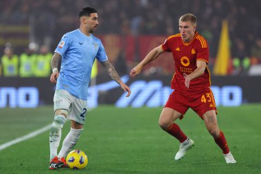 Roma, İtalya 10.01.2024: Lazio 'dan Mattia Zaccagni, Roma' dan Rasmus Kristensen ITALY CUP Copia Frecciarossa 2024 sırasında görev başında, futbol karşılaşması SS LAZIO AS ROMA 'ya karşı Roma Olimpiyat Stadyumu' nda