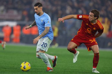 Roma, İtalya 10.01.2024: Lazio 'dan Mattia Zaccagni, Roma' daki Olimpiyat Stadyumu 'nda SS LAZIO' ya karşı AS ROMA 'nın ITALY CUP Copia Frecciarossa 2024 maçında Edoardo Bove of Roman ile top mücadelesi verdi.