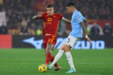 Roma, İtalya 10.01.2024: Romanlardan Gianluca Mancini, Lazio 'dan Matias Vecino ITALY CUP Copia Frecciarossa 2023 yılında faaliyet gösterirken, futbol karşılaşması Roma' daki Olimpiyat Stadyumu 'nda SS LAZIO AS ROMA' ya karşı