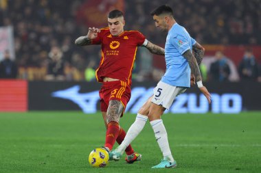 Roma, İtalya 10.01.2024: Romanlardan Gianluca Mancini, Lazio 'dan Matias Vecino ITALY CUP Copia Frecciarossa 2023 yılında faaliyet gösterirken, futbol karşılaşması Roma' daki Olimpiyat Stadyumu 'nda SS LAZIO AS ROMA' ya karşı