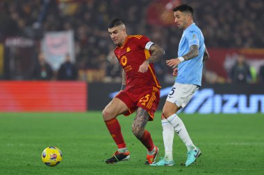 Roma, İtalya 10.01.2024: Romanlardan Gianluca Mancini, Lazio 'dan Matias Vecino ITALY CUP Copia Frecciarossa 2023 yılında faaliyet gösterirken, futbol karşılaşması Roma' daki Olimpiyat Stadyumu 'nda SS LAZIO AS ROMA' ya karşı