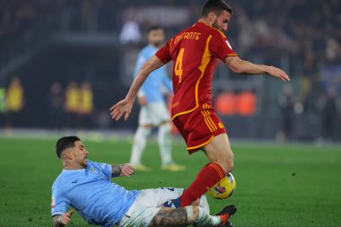 Roma, İtalya 10.01.2024: Lazio 'dan Mattia Zaccagni, İtalya' dan Bryan Cristante, İtalya 'dan Coppa Frecciarossa 2023 yılında Roma' daki Olimpiyat Stadyumu 'nda SS LAZIO' ya karşı AS ROMA futbol karşılaşması