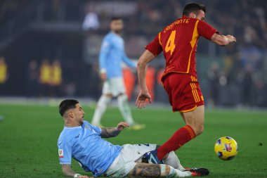 Roma, İtalya 10.01.2024: Lazio 'dan Mattia Zaccagni, İtalya' dan Bryan Cristante, İtalya 'dan Coppa Frecciarossa 2023 yılında Roma' daki Olimpiyat Stadyumu 'nda SS LAZIO' ya karşı AS ROMA futbol karşılaşması