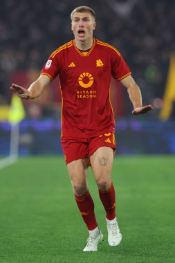 Roma, İtalya 10.01.2024: İtalyan Rasmus Kristensen İtalya CUP Copia Frecciarossa 2024 tarihinde eylem halindeyken, futbol karşılaşması SS LAZIO ile Roma Olimpiyat Stadyumu 'nda AS ROMA karşılaşması