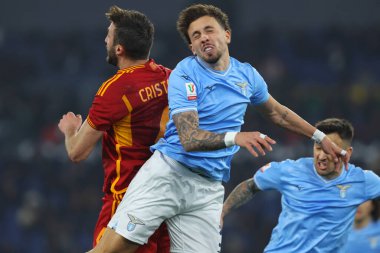 Roma, İtalya 10.01.2024: Romanlardan Bryan Cristante, Lazio 'dan Luca Pellegrini, İtalya' dan Coppa Frecciarossa 2023, Roma 'daki Olimpiyat Stadyumu' nda SS LAZIO 'ya karşı AS ROMA futbol karşılaşması sırasında eylem halindeler