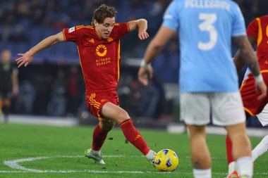 Roma, İtalya 10.01.2024: İtalya 'nın Edoardo Bove' u İtalya 'nın CUP Copia Frecciarossa 2023 yılında Roma Olimpiyat Stadyumu' nda SS LAZIO 'ya karşı AS ROMA karşılaşması sırasında faaliyet gösteriyor