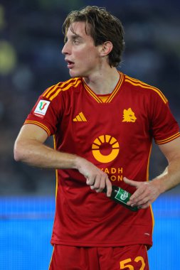Roma, İtalya 10.01.2024: Lazio taraftarları tarafından İtalya 'da düzenlenen ITALY CUP Copia Frecciarossa 2024' te atılan şişe Edoardo Bove 'a isabet etti, futbol karşılaşması Roma' daki Olimpiyat Stadyumu 'nda SS LAZIO AS ROMA' ya karşı